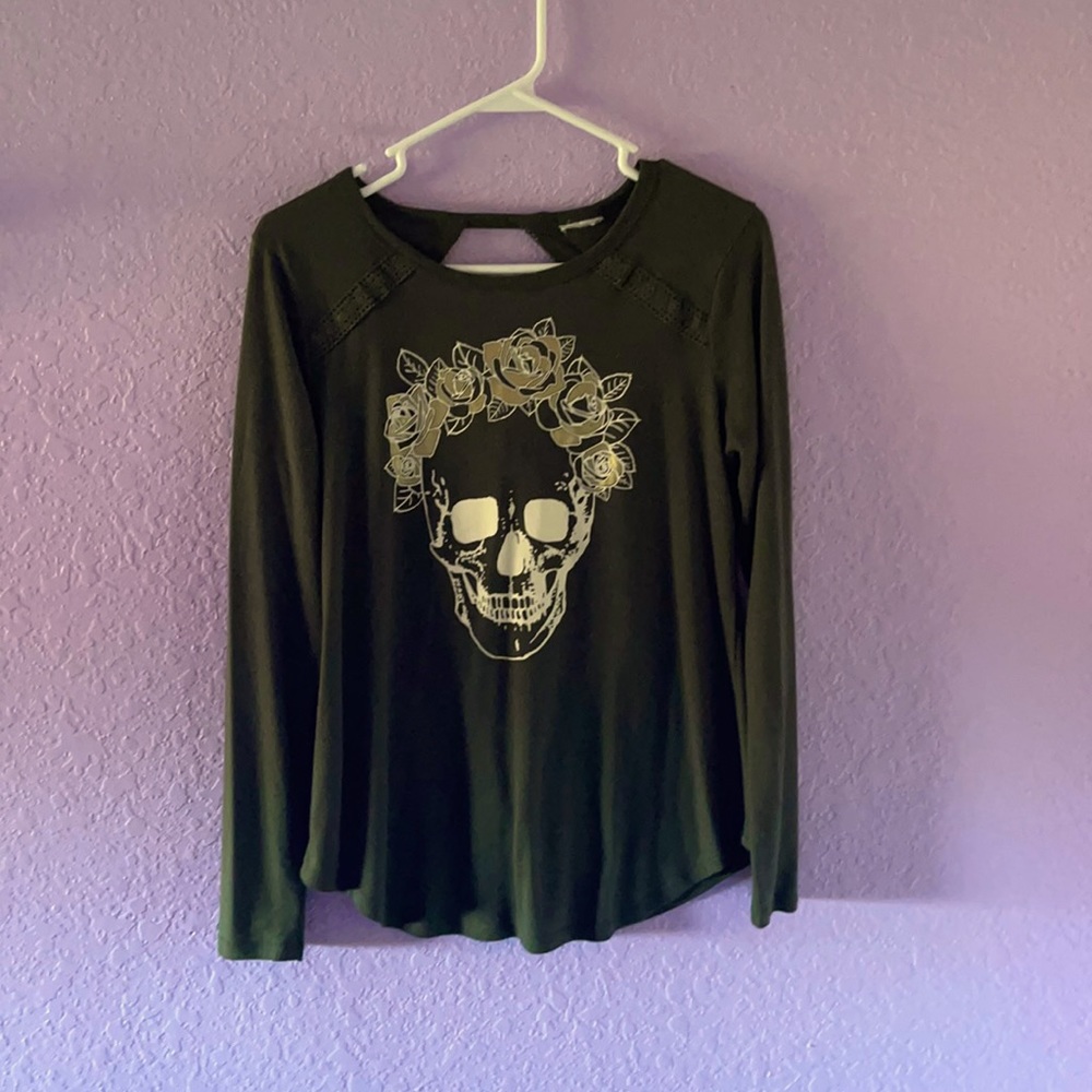 A green skull shirt